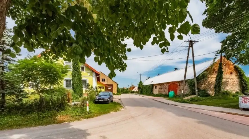 Mieszkańcy miejscowości Pieczarki protestują przeciwko budowie fermy brojlerów.