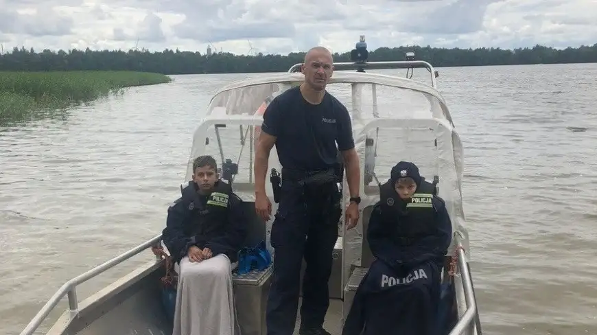 Policjanci uratowali kajakarzy na jeziorze Olecko Wielkie