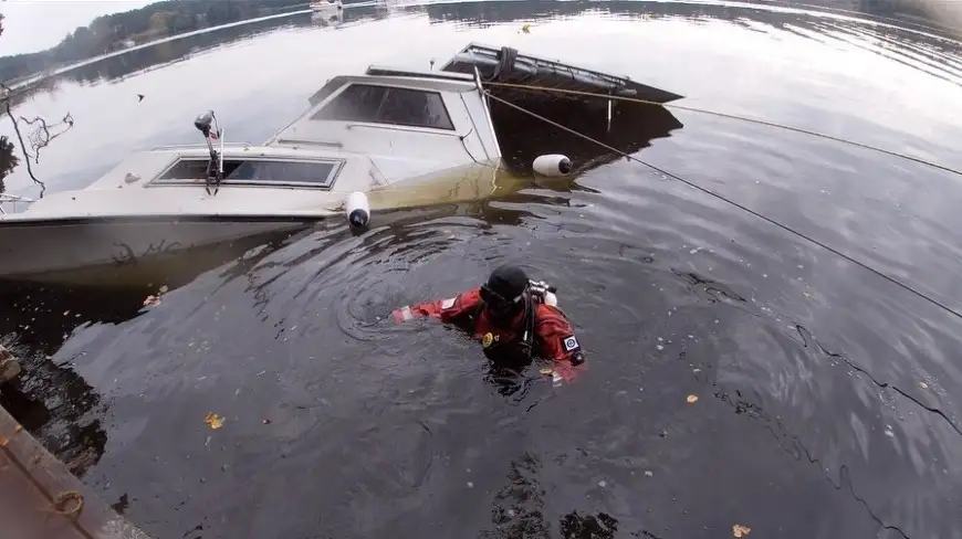 Na jeziorze Nidzkim wydobyto zatopiony jacht