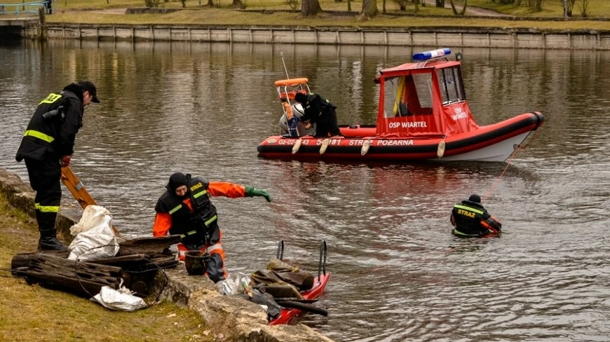 Sprzątanie rzeki Pisy na Mazurach. Każdy może wziąć udział