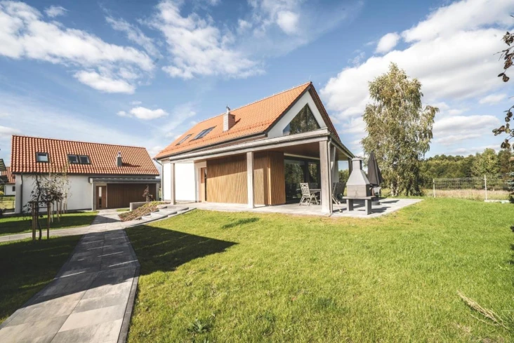 Magia ukryta w Mrówkach – odkryj Ant House, mazurską perłę z widokiem na jezioro