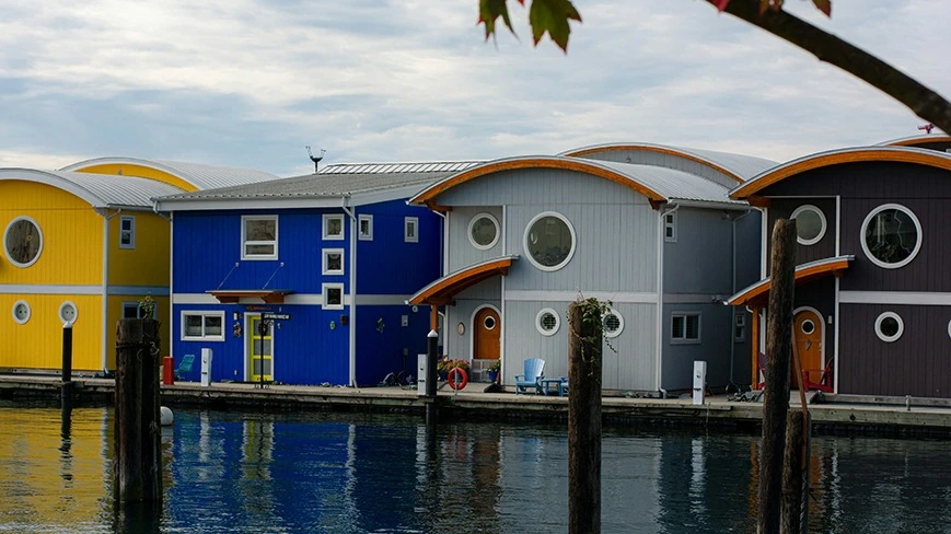 Domki nad jeziorem – idealny sposób na wakacyjny reset. Sprawdź, gdzie warto zarezerwować swój urlop