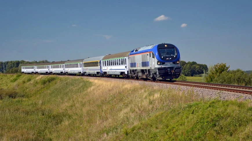 Nowe połączenie kolejowe z Warszawy do Giżycka – wygodna podróż na Mazury