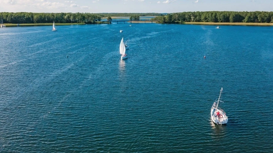 Zderzenie dwóch łodzi na jeziorze Dargin na Mazurach