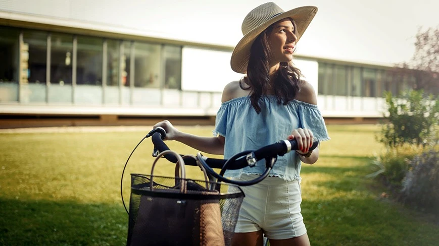 Modne i funkcjonalne dodatki do roweru damskiego – kosze, błotniki i oświetlenie