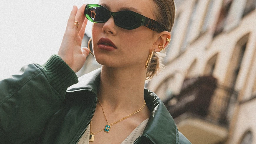 Co spakować na weekendowy wyjazd? Jeden zestaw biżuterii, wiele możliwości 