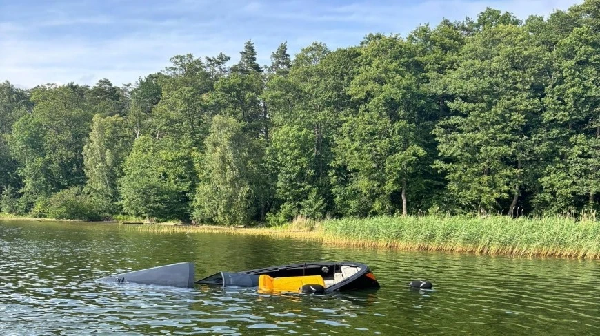  Niebezpieczna wywrotka motorówki na jeziorze Bełdany. 10 osób znalazło się w wodzie 