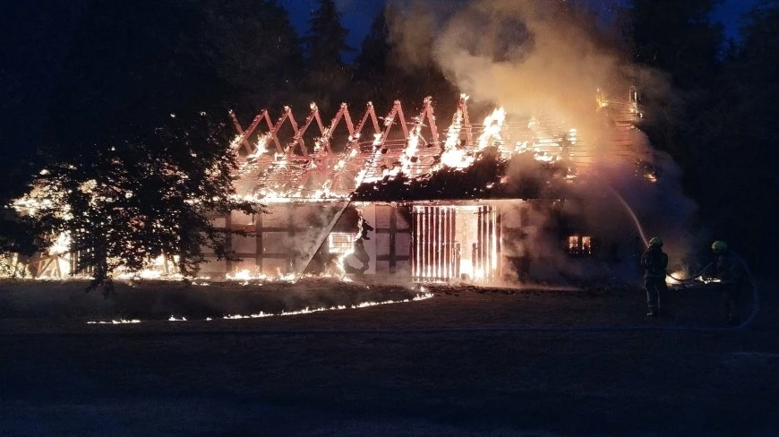 Spłonęła prawie stuletnia „Stodoła Chochół” w Świętajnie. To ważny zabytek Mazur 