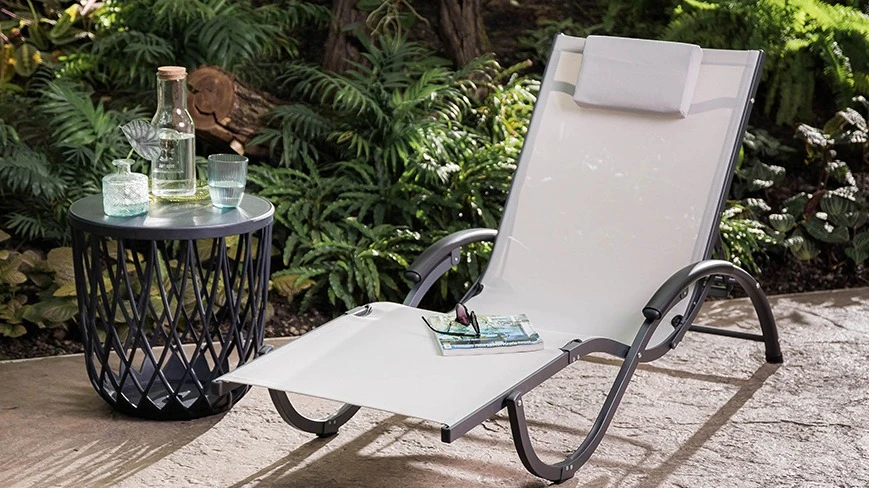 Wyposażenie ze sklepu meblowego idealne do oazy relaksu na balkonie lub tarasie