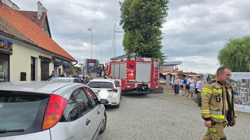 Niebezpieczna sytuacja w Mikołajkach. Utrudniony dojazd na kładkę przez źle zaparkowane auta