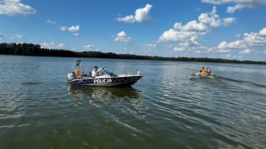 Tragedia na jeziorze Sasek Mały. Wędkarz zaginął, służby kontynuują poszukiwania