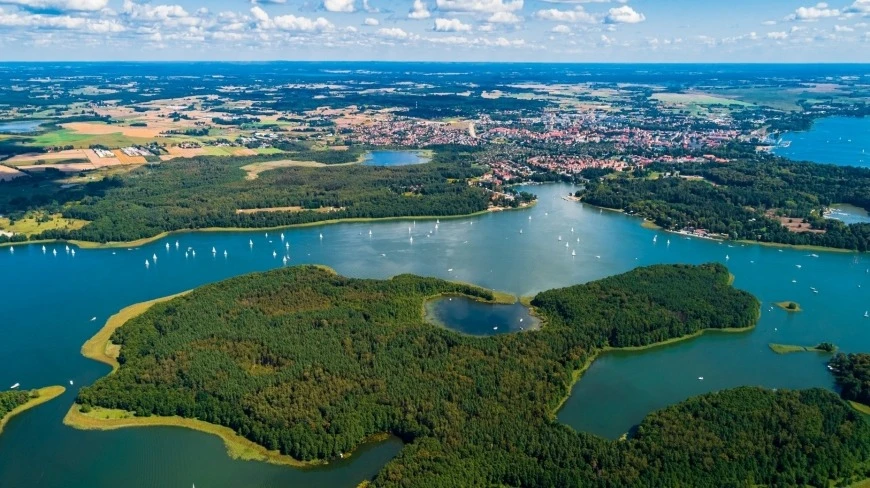 Ta inwestycja na Mazurach budzi kontrowersje. „Mazurski Dubaj” Daniela Obajtka