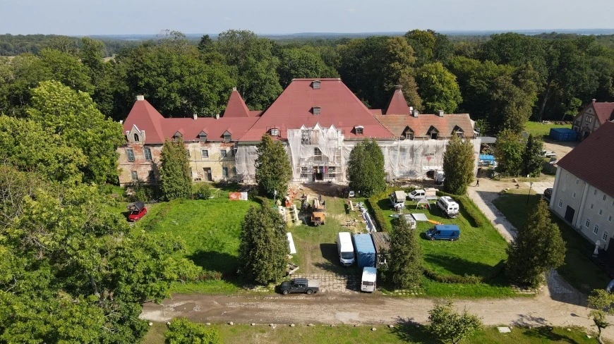 Pałac w Sztynorcie odzyskuje dawny blask – remont w toku, historia w tle