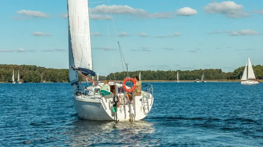 Jesienne żeglowanie na Mazurach – cisza, kolory i prawdziwa magia wiatru