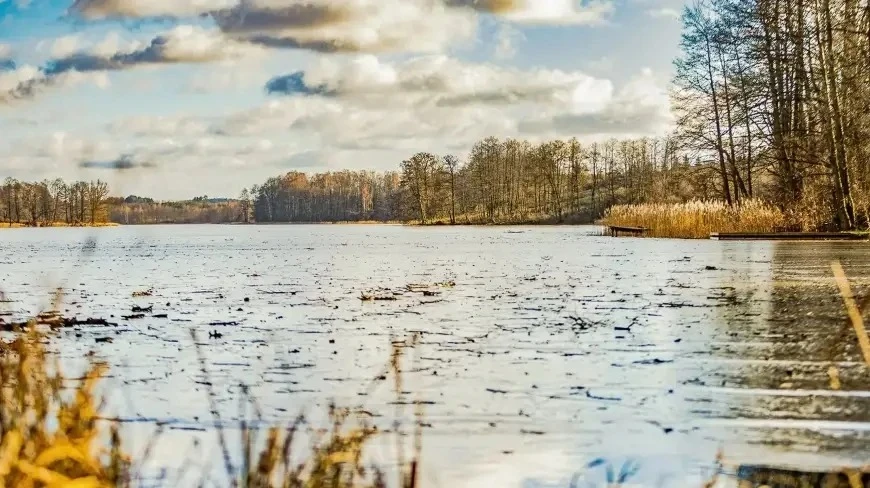 Jezioro Świętajno na Mazurach – raport nie wyjaśnia problemu zanikania wody