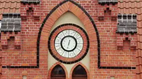 Tajemnica szkolnego zegara w Mrągowie. Po 60 latach znów tyka, ale skąd się tam wziął?