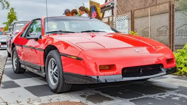 Zlot zabytkowych aut przy restauracji Nóż w wodzie w Mikołajkach - zdjęcie 2