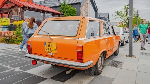 Zlot zabytkowych aut przy restauracji Nóż w wodzie w Mikołajkach - zdjęcie 10