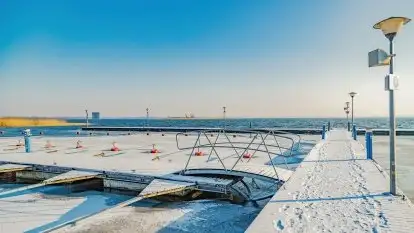 Zimowa wersja portu PTTK Wilkasy i tawerny Dezeta