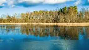 Zimowa sceneria nad plażą przy jeziorze Szóstak - zdjęcie 24