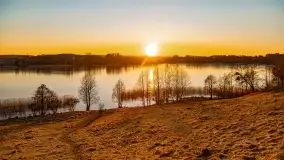 Zachód słońca nad grodziskiem Święta Góra i jeziorem Wojnowo, luty 2022 r. - zdjęcie 7