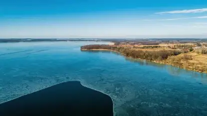 Jezioro Dargin rozstaje się z lodem, przedwiośnie 2022 r.