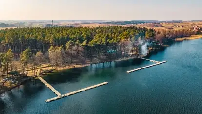 Jezioro Boczne i przystań Sun Bila pod koniec marca 2022