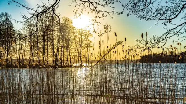 Zachód słońca nad jeziorem Dejguny, marzec 2022 r.