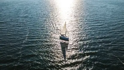 Sasanka Viva 700 dzielnie żegluje po jeziorze Dargin