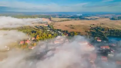 Poranek w Bocianim Gnieździe i te... mgły nad jeziorem Ryńskim