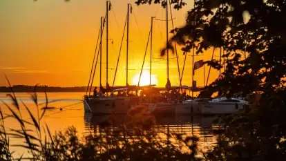 Sierpniowy zachód słońca nad jeziorem Dargin