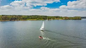 Jezioro Bełdany i miejscowość Kamień z drona, wiosna 2020 - zdjęcie 5