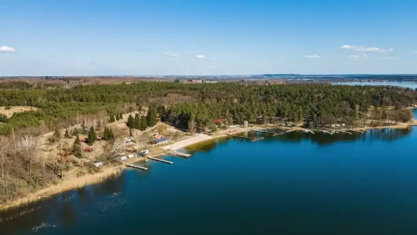 Cmentarz wojenny Jagerhohe i jezioro Święcajty na początku wiosny, 2022 - zdjęcie 6