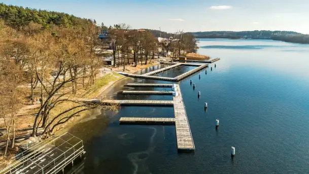 Zimowe Mrągowo, nad jeziorem Czos, okolice amfiteatru z drona - zdjęcie 10