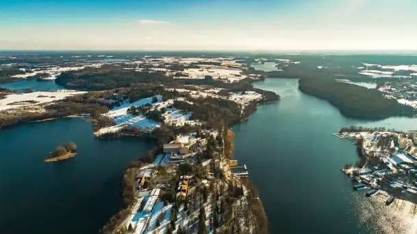 Zimowe Mrągowo, nad jeziorem Czos, okolice amfiteatru z drona - zdjęcie 3