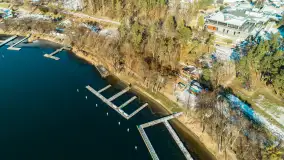 Zimowe Mrągowo, nad jeziorem Czos, okolice amfiteatru z drona - zdjęcie 23