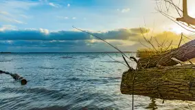 Zachód słońca nad Niegocinem widoczny z dzikiej plaży - zdjęcie 23