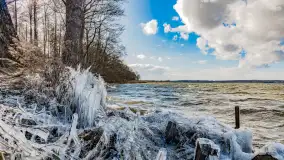 Południowy brzeg jeziora Negocin, lodowe formy, marzec 2023 - zdjęcie 15