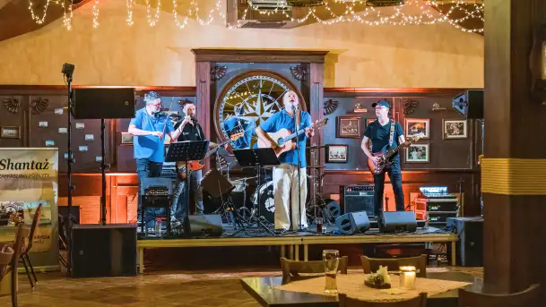 Grają na Mazurach, Shantaż w tawernie Albatros