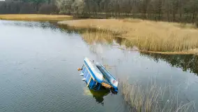 Houseboat przewrócił się i osiadł na dnie, Niegocin, kwiecień 2023 - zdjęcie 14