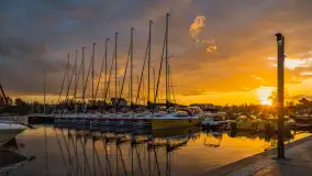 Zachód słońca w Mikołajkach, czuć sezon 2023 - zdjęcie 1