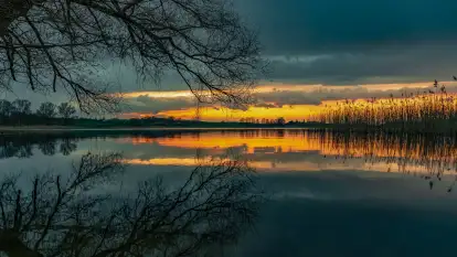 Zachód słońca nad jeziorem Dejgunek, kwiecień 2023 r. 