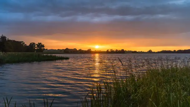 Zachód słońca nad jeziorem Dejgunek, lipiec 2023 r.