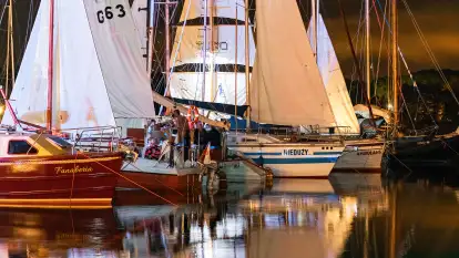 Nocne zdjęcia ze zlotu Oldtimerów w Strandzie, sierpień 2023 r.