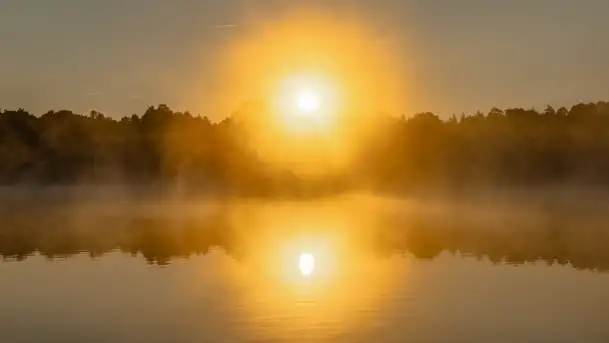 Wrześniowy i mglisty wschód słońca nad jeziorem Mój - zdjęcie 11