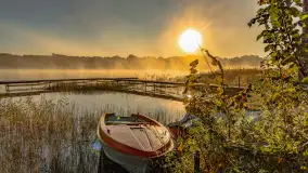Wrześniowy i mglisty wschód słońca nad jeziorem Mój - zdjęcie 1
