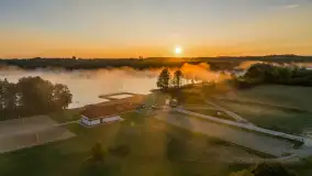 Wrześniowy i mglisty wschód słońca nad jeziorem Mój - zdjęcie 15