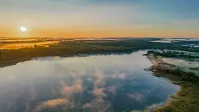 Wrześniowy i mglisty wschód słońca nad jeziorem Mój - zdjęcie 25