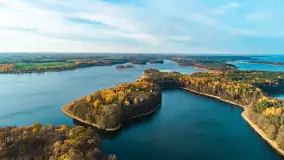 Kisajno, Piękna Góra i Łabędzi Ostrów w jesiennych kolorach z lotu ptaka - zdjęcie 14