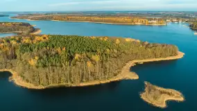 Kisajno, Piękna Góra i Łabędzi Ostrów w jesiennych kolorach z lotu ptaka - zdjęcie 36